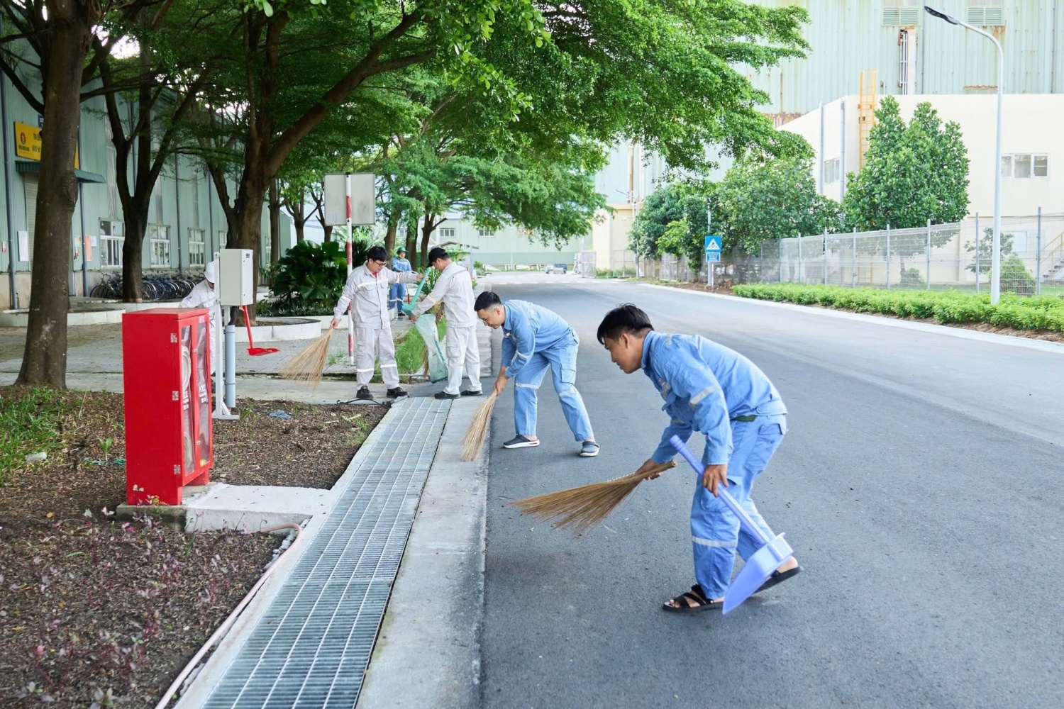 Ngay sau lễ phát động, các lực lượng đã đồng loạt triển khai vệ sinh khu vực sản xuất, văn phòng, cảnh quan nhà máy...