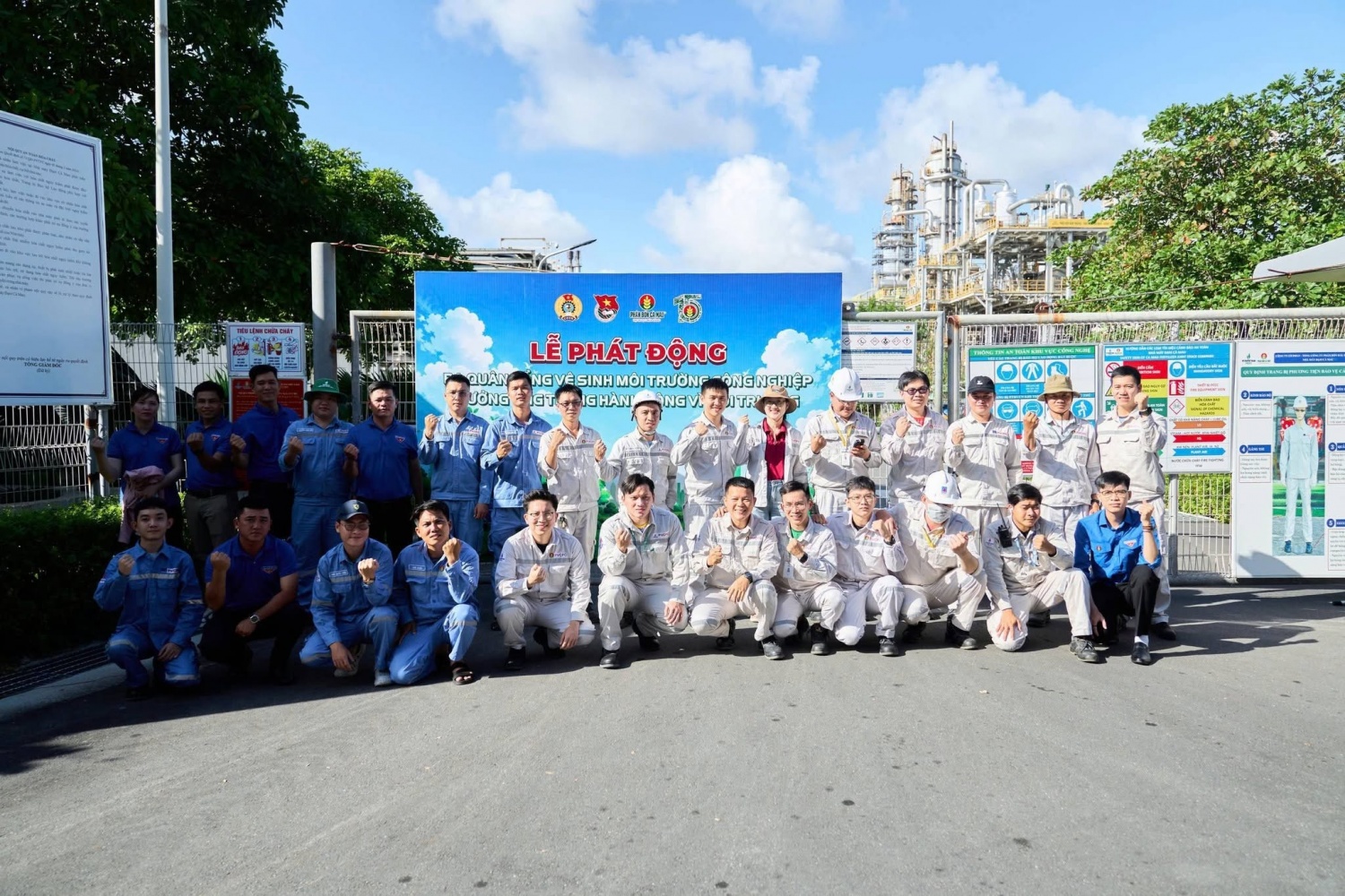 Đông đảo cán bô, công nhân viên, người lao động quyết tâm thực hiện tại lễ phát động ra quân tổng vệ sinh môi trường công nghiệp.