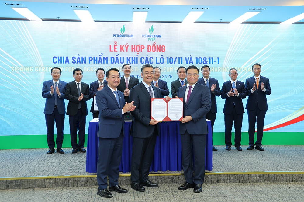 Bộ trưởng Bộ Công Thương Lê Mạnh Hùng trao giấy chứng nhận đầu tư PSC Lô 10/11 và Lô 10&11-1.