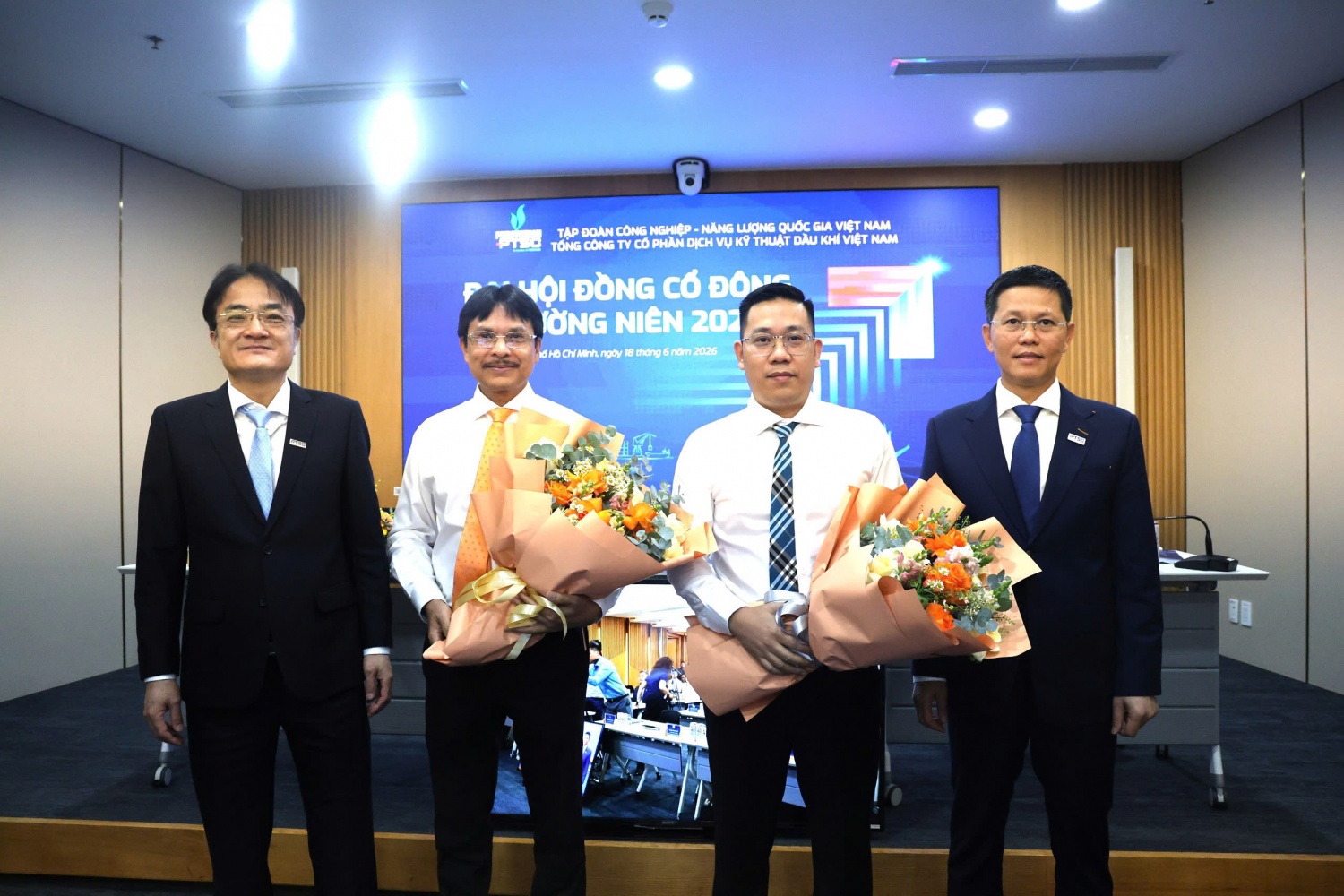 Lãnh đạo PTSC gửi lời tri ân tới ông Đỗ Quốc Hoan - Thành viên HĐQT PTSC và ông Phạm Văn Tiến - Kiểm soát viên PTSC vì những đóng góp trong thời gian đảm nhiệm vai trò tại Tổng công ty.