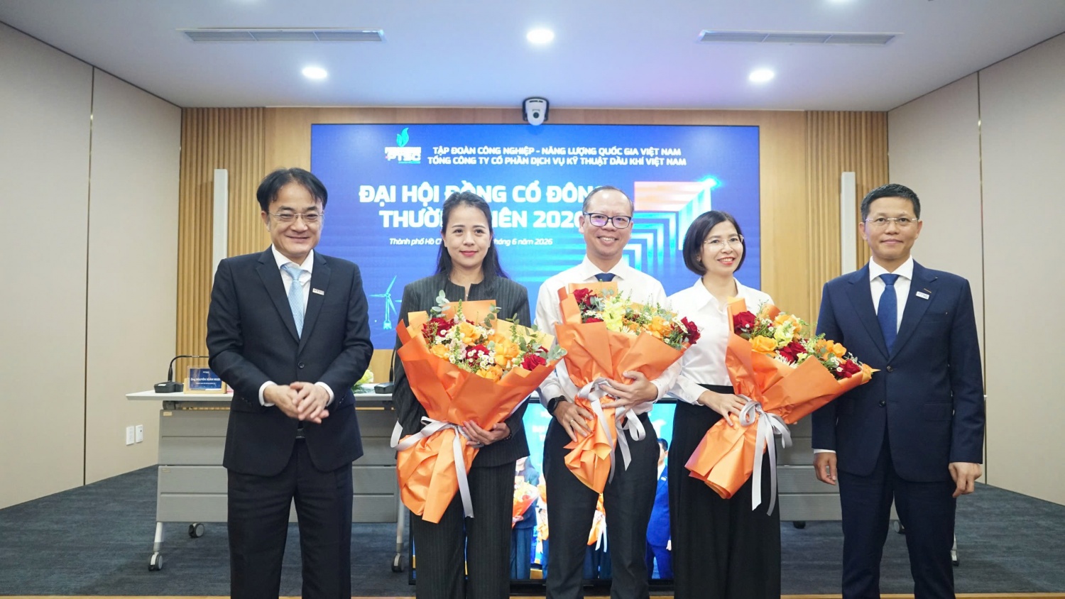 Lãnh đạo PTSC chúc mừng các thành viên HĐQT và Ban Kiểm soát nhận nhiệm vụ trong nhiệm kỳ mới.