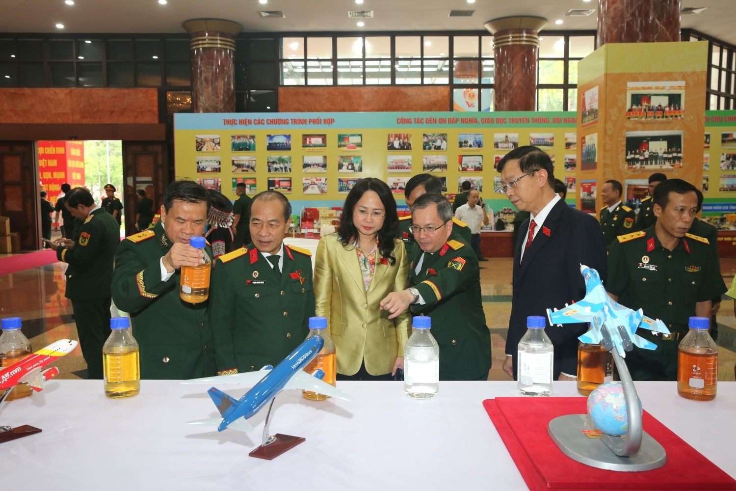 Lãnh đạo Petrovietnam và các đồng chí trong đoàn đại biểu Hội CCB Petrovietnam giới thiệu về các sản phẩm tiêu biểu của BSR với Bộ trưởng Bộ Văn hóa, Thể thao và Du lịch Lâm Thị Phương Thanh.