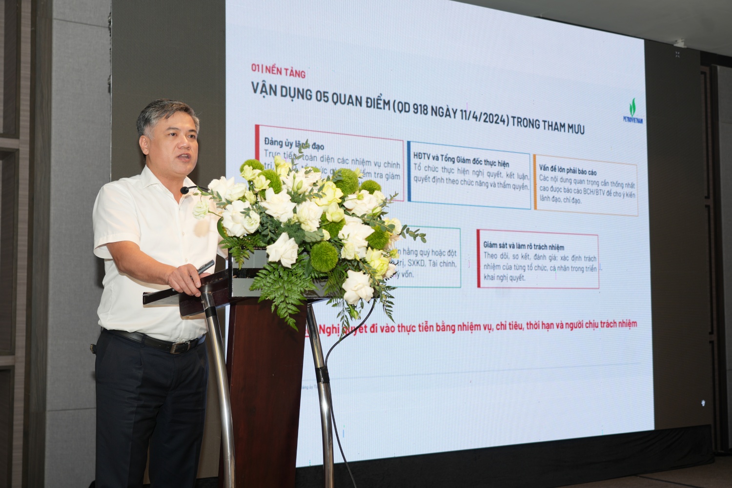 Các đại biểu phát biểu tham luận tại tọa đàm.