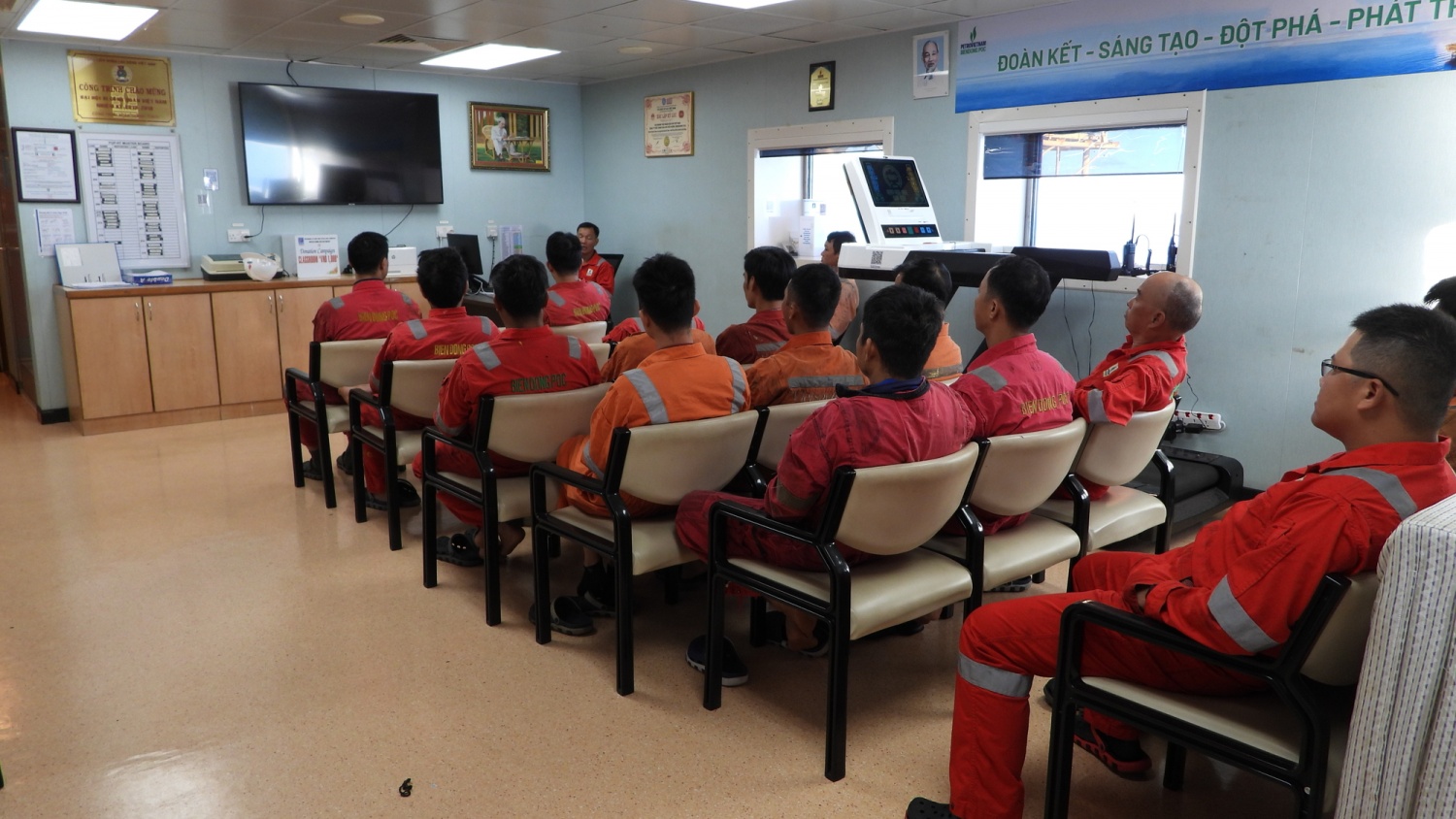 Họp an toàn trước khi tiến hành công việc.