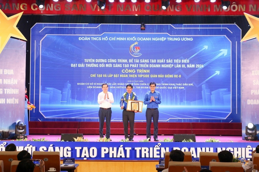 Công trình “Chế tạo và lắp đặt Topside giàn đầu giếng RC-8” đạt danh hiệu công trình xuất sắc tiêu biểu được vinh danh tại Lễ tuyên dương, trao giải thưởng đổi mới sáng tạo phát triển doanh nghiệp lần thứ III.