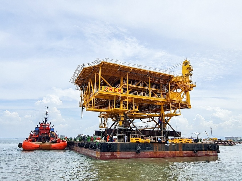 Thực hiện công tác hạ thủy khối thượng tầng giàn RC-8.
