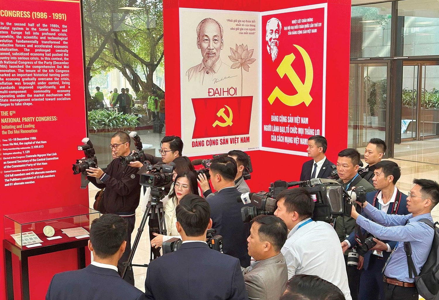Phóng viên tham gia tác nghiệp tại Trung tâm báo chí Đại hội XIV của Đảng. (Ảnh: hanoimoi.vn)