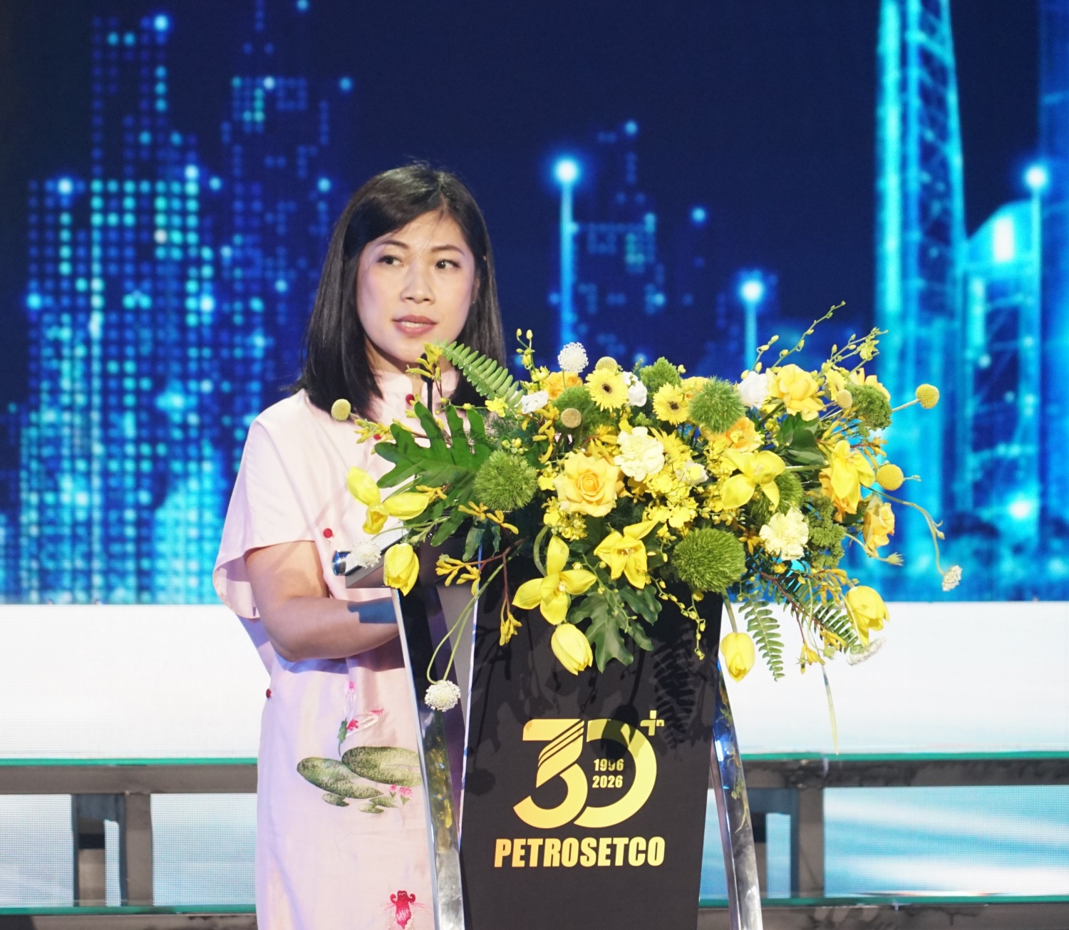 Bà Siau Yen Yen, Giám đốc điều hành khối CSB tại Việt Nam và Đông Nam Á của Dell Technologies, đánh giá cao việc PETROSETCO liên tục đầu tư vào đội ngũ, năng lực chuyên môn và quan hệ hợp tác dài hạn với khách hàng, đối tác.