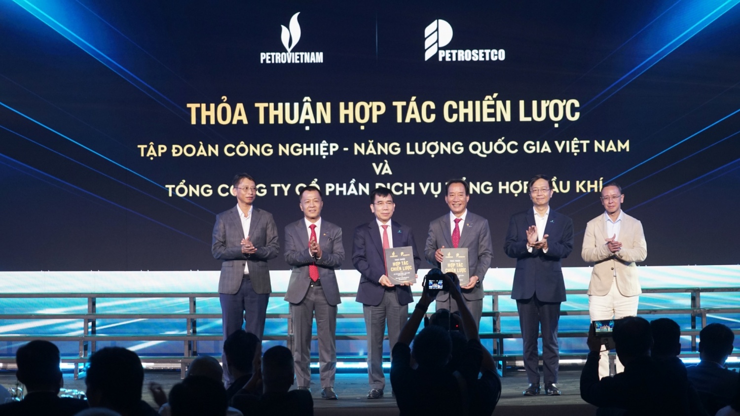 Petrovietnam và PETROSETCO trao thỏa thuận hợp tác chiến lược, mở ra giai đoạn đồng hành mới trong hệ sinh thái công nghiệp - năng lượng. Ảnh: Phó Tổng Giám đốc Petrovietnam Lê Xuân Huyên và Tổng Giám đốc PETROSETCO Vũ Tiến Dương trao thỏa thuận hợp tác dưới sự chứng kiến của Phó Bí thư thường trực Đảng ủy Petrovietnam Trần Quang Dũng; các Thành viên HĐTV Petrovietnam Trần Bình Minh, Trần Hồng Nam; và Chủ tịch HĐQT PETROSETCO Phùng Tuấn Hà