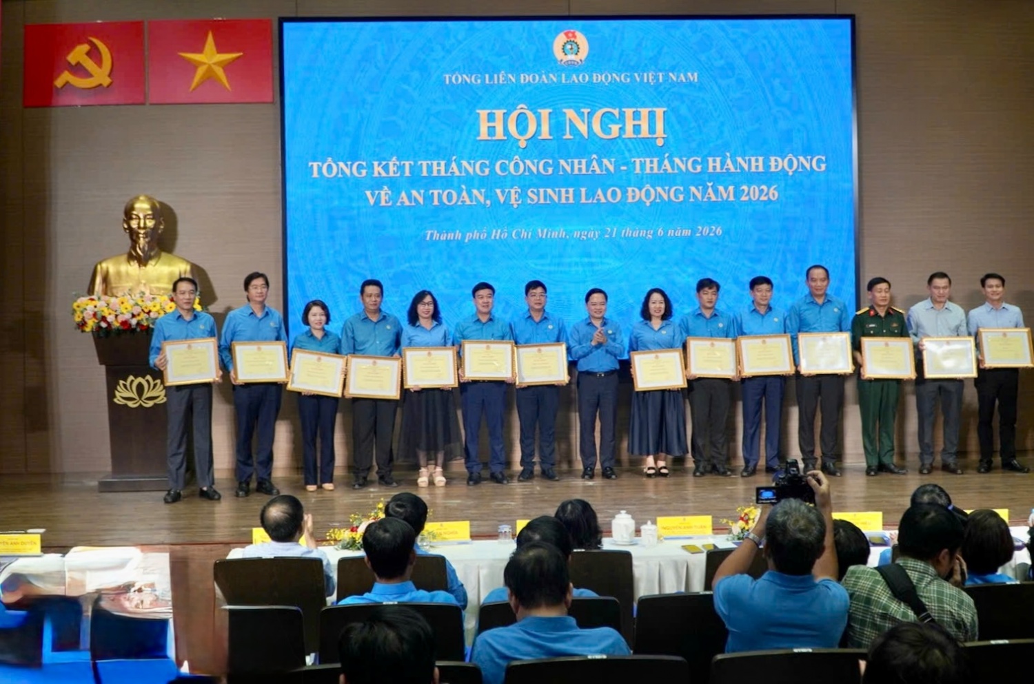Ông Nguyễn Anh Tuấn - Ủy viên BCH Trung ương Đảng, Phó Chủ tịch Ủy ban Mặt trận Tổ quốc Việt Nam, Chủ tịch Tổng LĐLĐVN trao bằng khen cho các tập thể. Ông Nguyễn Mạnh Kha - Ủy viên BCH Tổng LĐLĐVN, Chủ tịch Công đoàn Petrovietnam (thứ hai từ trái sang) đại diện Công đoàn Petrovietnam nhận Bằng khen Tập thể có thành tích xuất sắc trong Tháng Công nhân - Tháng hành động về An toàn vệ sinh lao động năm 2026.