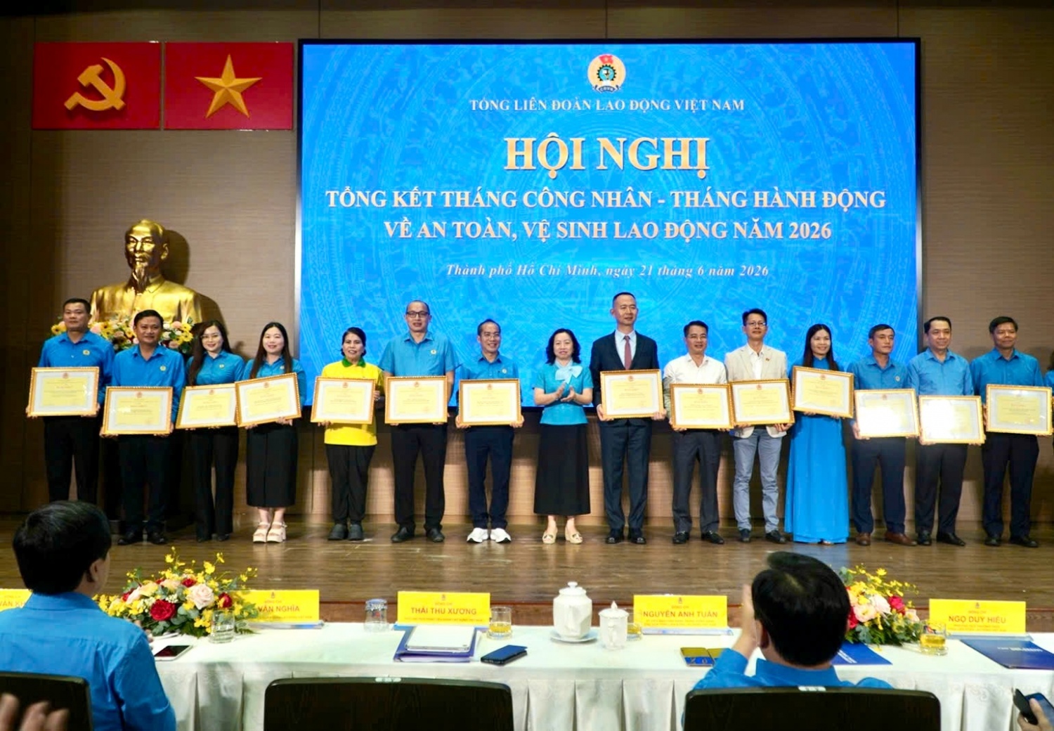 Ông Trần Chí Nguyện - Phó Tổng Giám đốc Tổng công ty Phân bón Dầu khí Cà Mau (thứ 5 từ phải sang) và ông Hoàng Phúc Long - Chủ tịch Công đoàn Liên doanh Việt - Nga Vietsovpetro (thứ 6 từ phải sang) đại diện đơn vị nhận Bằng khen Tập thể có thành tích xuất sắc trong Tháng Công nhân - Tháng hành động về An toàn vệ sinh lao động năm 2026.