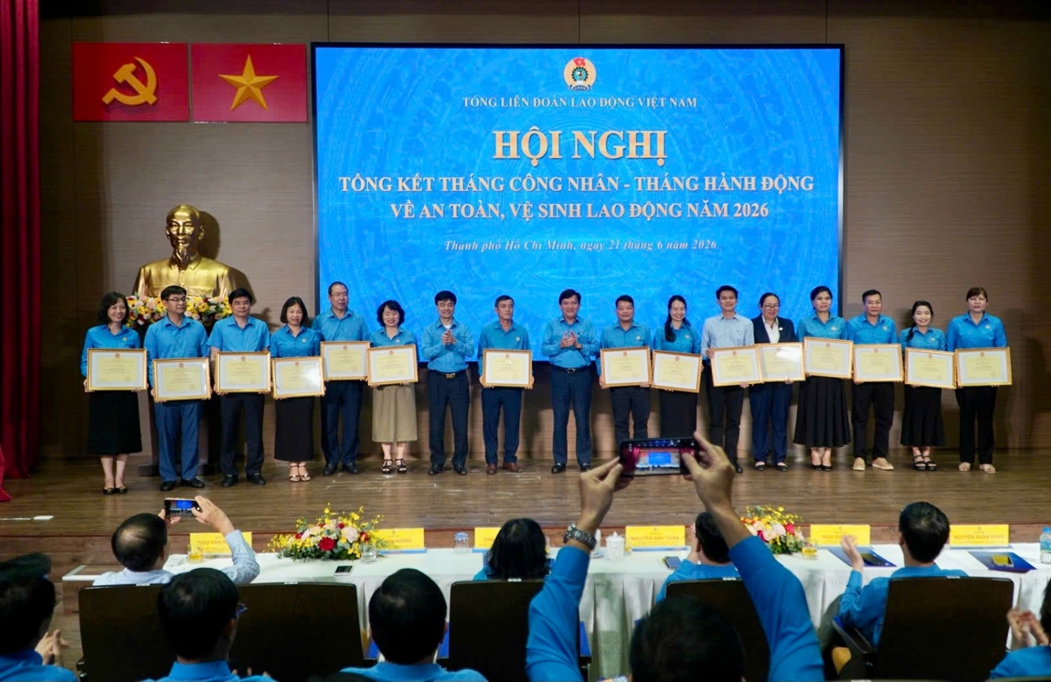 Ông Tống Xuân Phong - Chủ tịch Công đoàn Tổng công ty Phân bón và Hóa chất Dầu khí (PVFCCo - Phú Mỹ), (thứ 8 từ phải sang) nhận Bằng khen Cá nhân có thành tích xuất sắc trong Tháng Công nhân - Tháng hành động về An toàn vệ sinh lao động năm 2026.