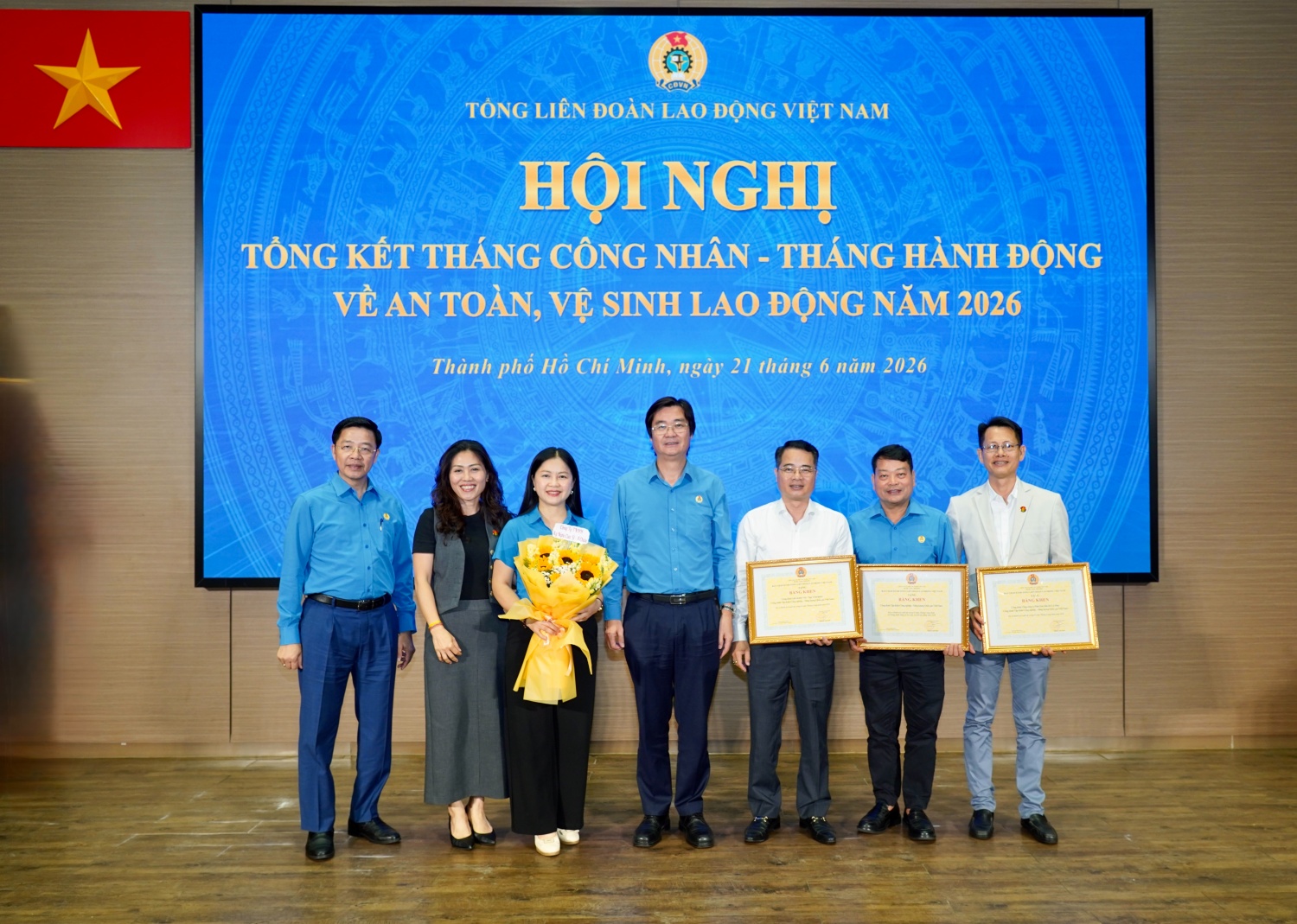 Ông Nguyễn Mạnh Kha - Ủy viên BCH Tổng Liên đoàn Lao động Việt Nam, Chủ tịch Công đoàn Petrovietnam cùng các đại diện các tập thể, cá nhân nhận Bằng khen của Tổng Liên đoàn Lao động Việt Nam.