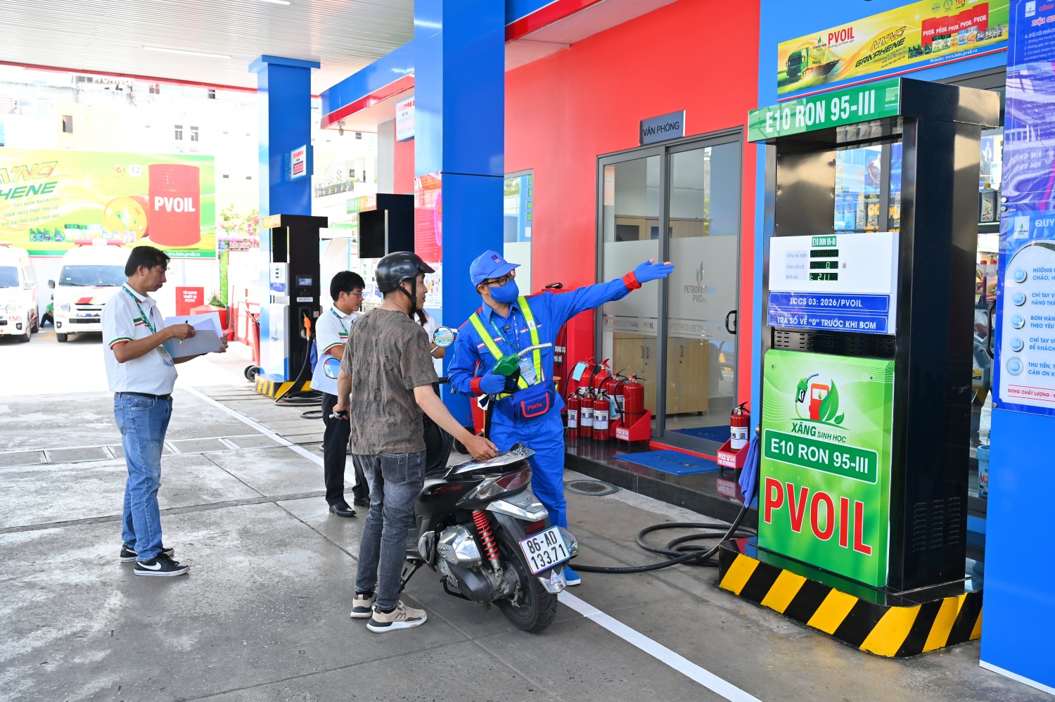 Thí sinh thi thực hành bán hàng