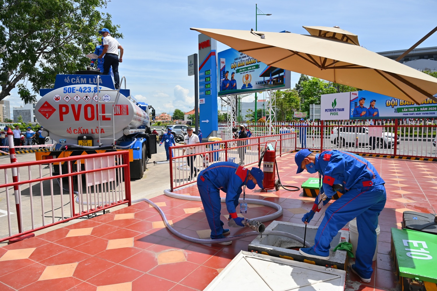 Các thí sinh thi phần thi thực hành nhập hàng