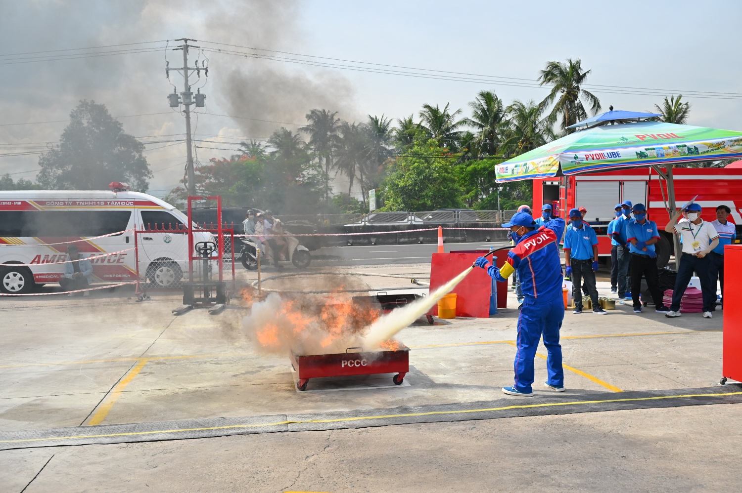Các thí sinh trong phần thi thực hành PCCC và CNCH