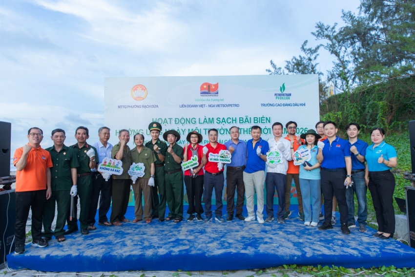 Ban Tổ chức, các đại biểu và các lực lượng tham gia hoạt động làm sạch bãi biển.