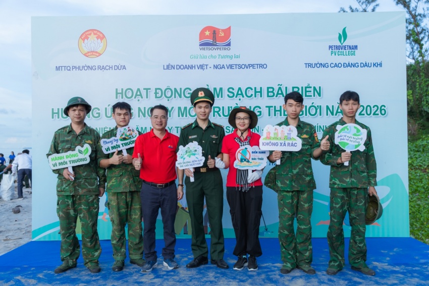 Đồng chí Nguyễn Thị Ngọc Thủy và đồng chí Hoàng Phúc Long cùng lực lượng Biên phòng Chí Linh tuyên truyền chung tay hành động vì môi trường.