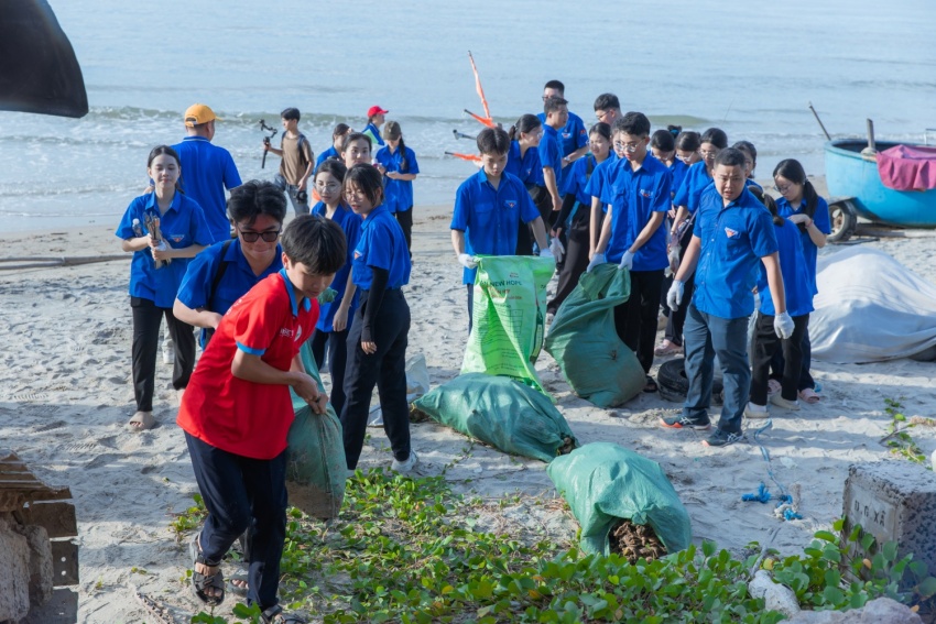Gần 200 tình nguyện viên tích cực thu gom và xử lý rác thải dọc bãi biển.