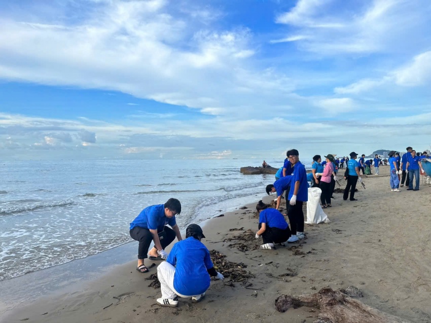 Hoạt động dọn vệ sinh tại bãi biển Chí Linh không chỉ là làm sạch bãi biển mà còn là đợt tuyên truyền mạnh mẽ về trách nhiệm xã hội và ý thức bảo vệ đại dương.