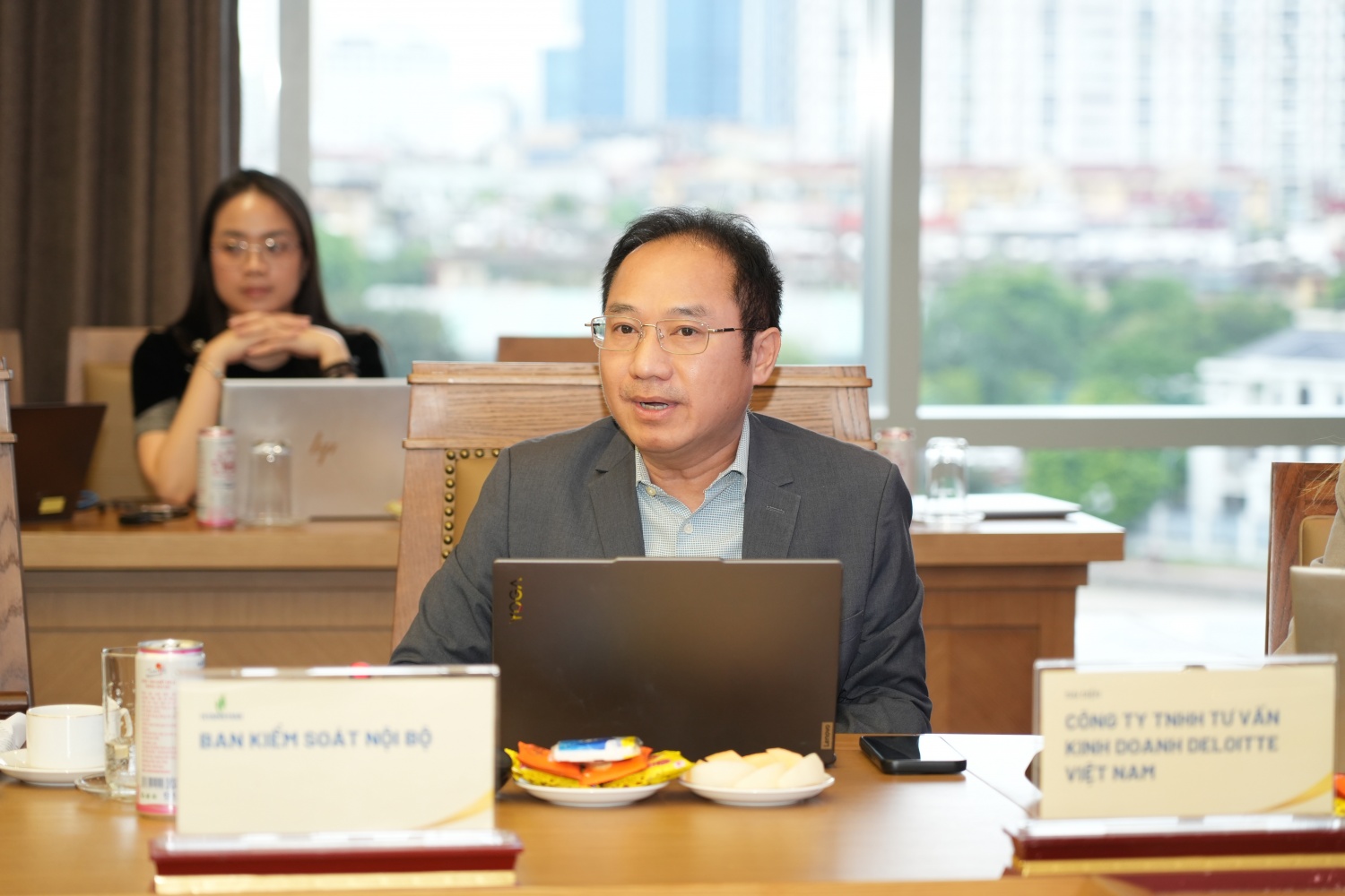 Đại diện Deloitte Việt Nam báo cáo tại buổi làm việc.