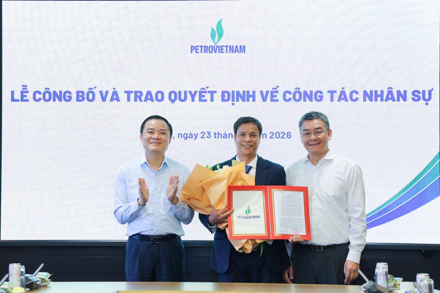 Chủ tịch HĐTV Petrovietnam Lê Ngọc Sơn và Tổng Giám đốc Petrovietnam Lê Mạnh Cường trao quyết định và chúc mừng đồng chí Nguyễn Văn Khương giữ chức Trưởng Ban Thăm dò Khai thác dầu khí.