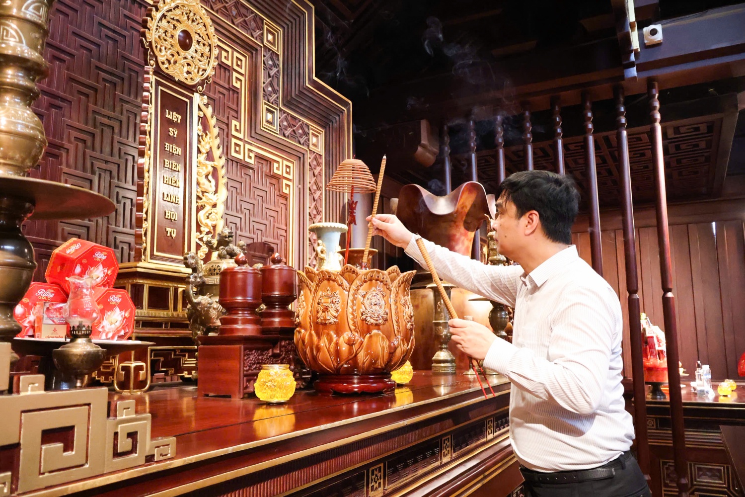 Đồng chí Nguyễn Minh Đạo, Bí thư Đảng ủy, Giám đốc PVPGB dâng hương tại Đền thờ Liệt sĩ Điện Biên Phủ