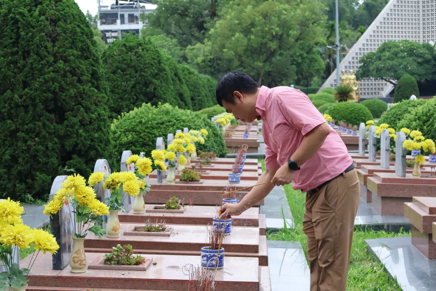 Đồng chí Nguyễn Xuân Hưng, Phó Giám đốc, Chủ tịch Công đoàn Chi nhánh thắp hương tưởng niệm các anh hùng, liệt sĩ tại Nghĩa trang liệt sĩ A1 Điện Biên Phủ