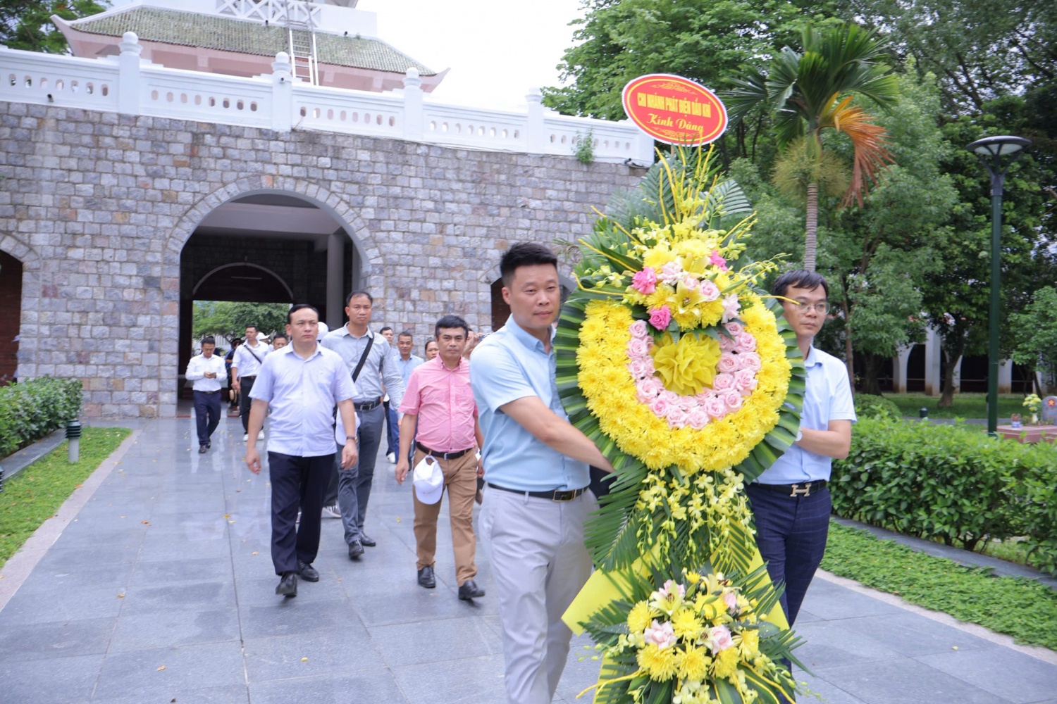 Đoàn công tác PVPGB dâng hoa tại Nghĩa trang liệt sĩ A1 Điện Biên Phủ