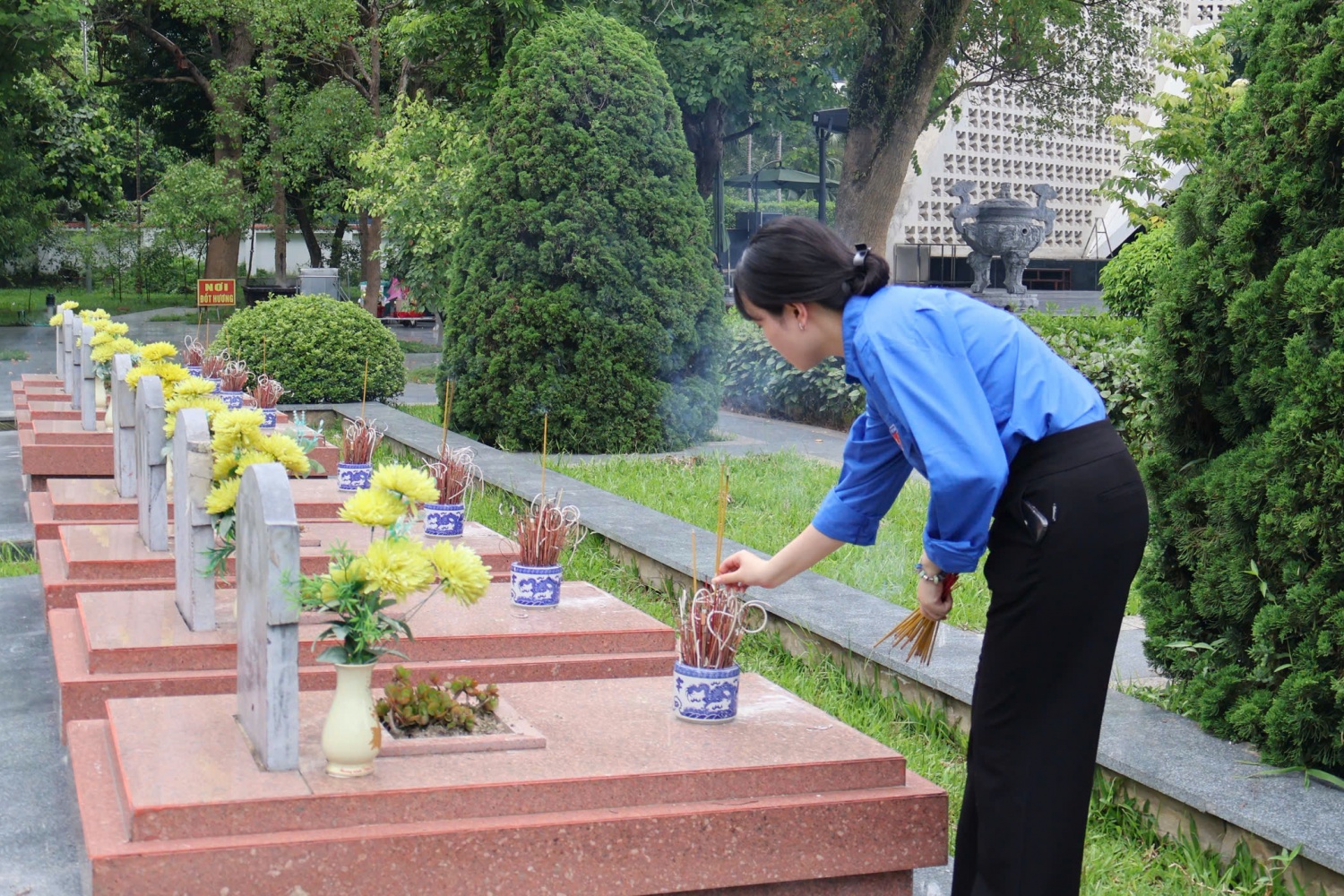 Các đoàn viên thanh niên PVPGB thắp hương cho các anh hùng, liệt sĩ