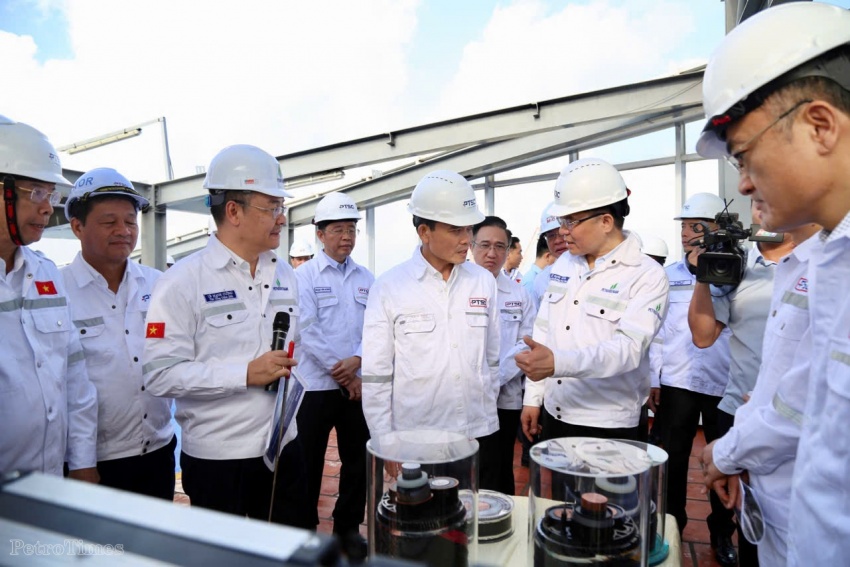 Lãnh đạo TP HCM, lãnh đạo Bộ Công Thương cùng lãnh đạo Petrovietnam thăm Trung tâm Dịch vụ Hậu cần Kỹ thuật PTSC.