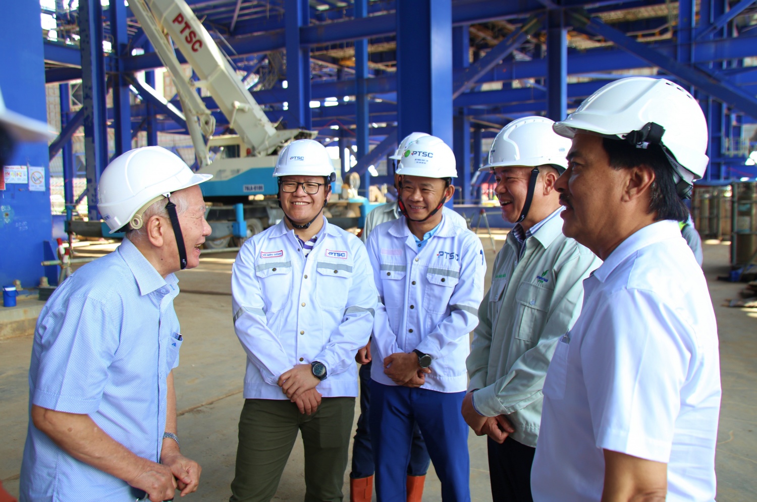 Ông Hà Đình Niên thông tin tiến độ dự án với đoàn công tác Hội Dầu khí Việt Nam.