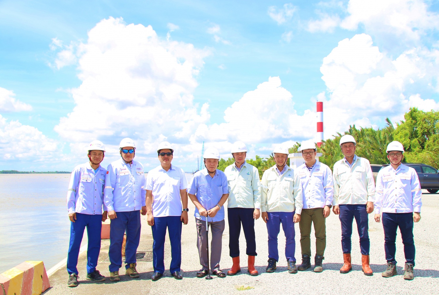 Ông Ngô Thường San - Chủ tịch danh dự Hội và Đoàn công tác Hội Dầu khí Việt Nam tham quan công trường Dự án Điện lực Dầu khí Long Phú 1.