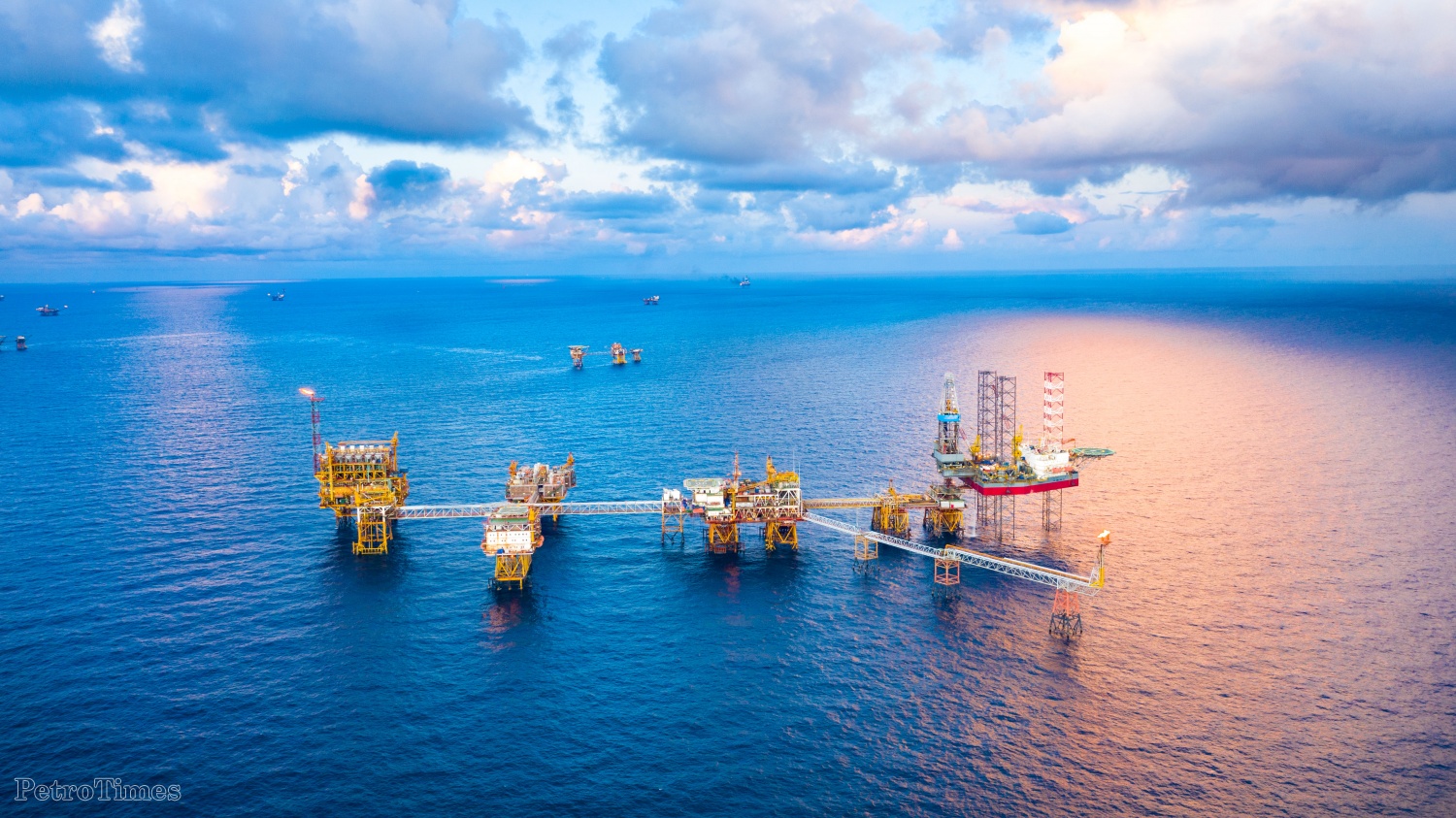 Hoạt động dầu khí của Petrovietnam/Vietsovpetro tại mỏ Bạch Hổ.