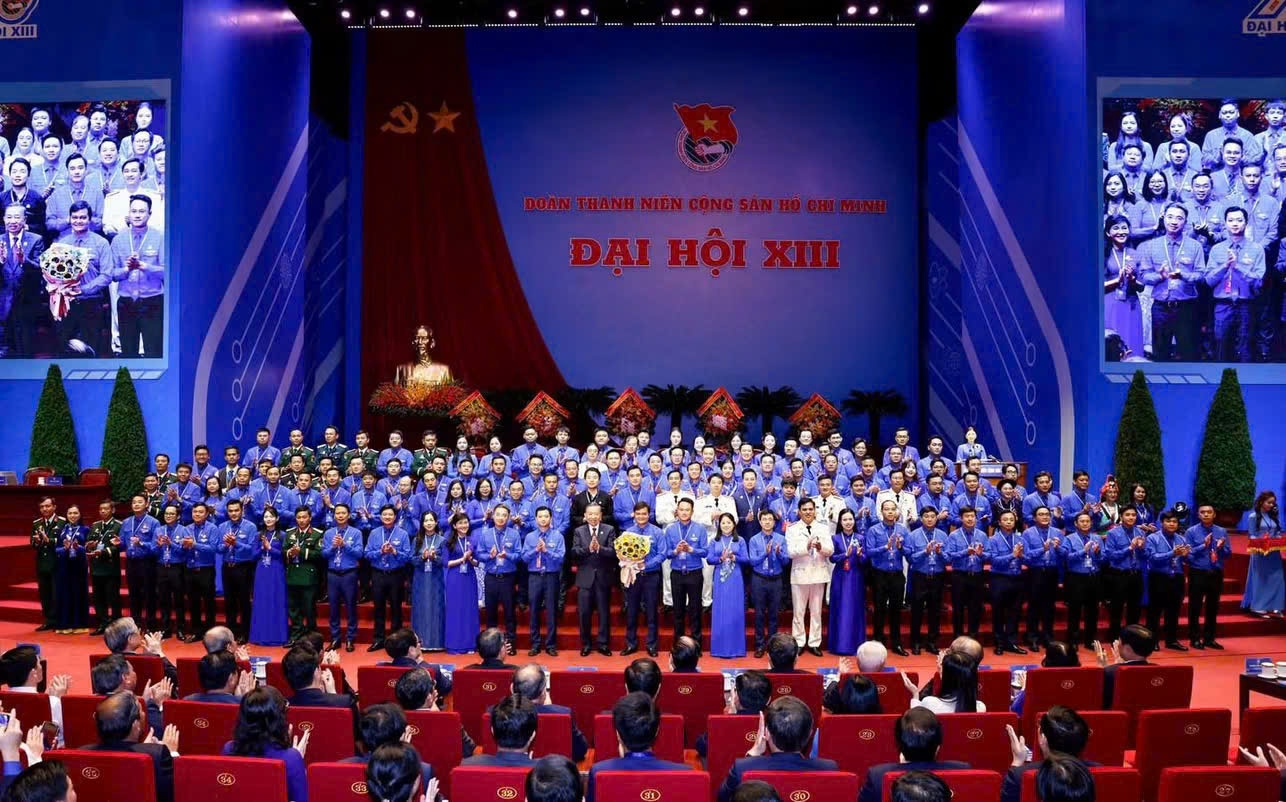 Tổng Bí thư, Chủ tịch nước Tô Lâm tặng hoa chúc mừng Ban Chấp hành Trung ương Đoàn khóa XIII.