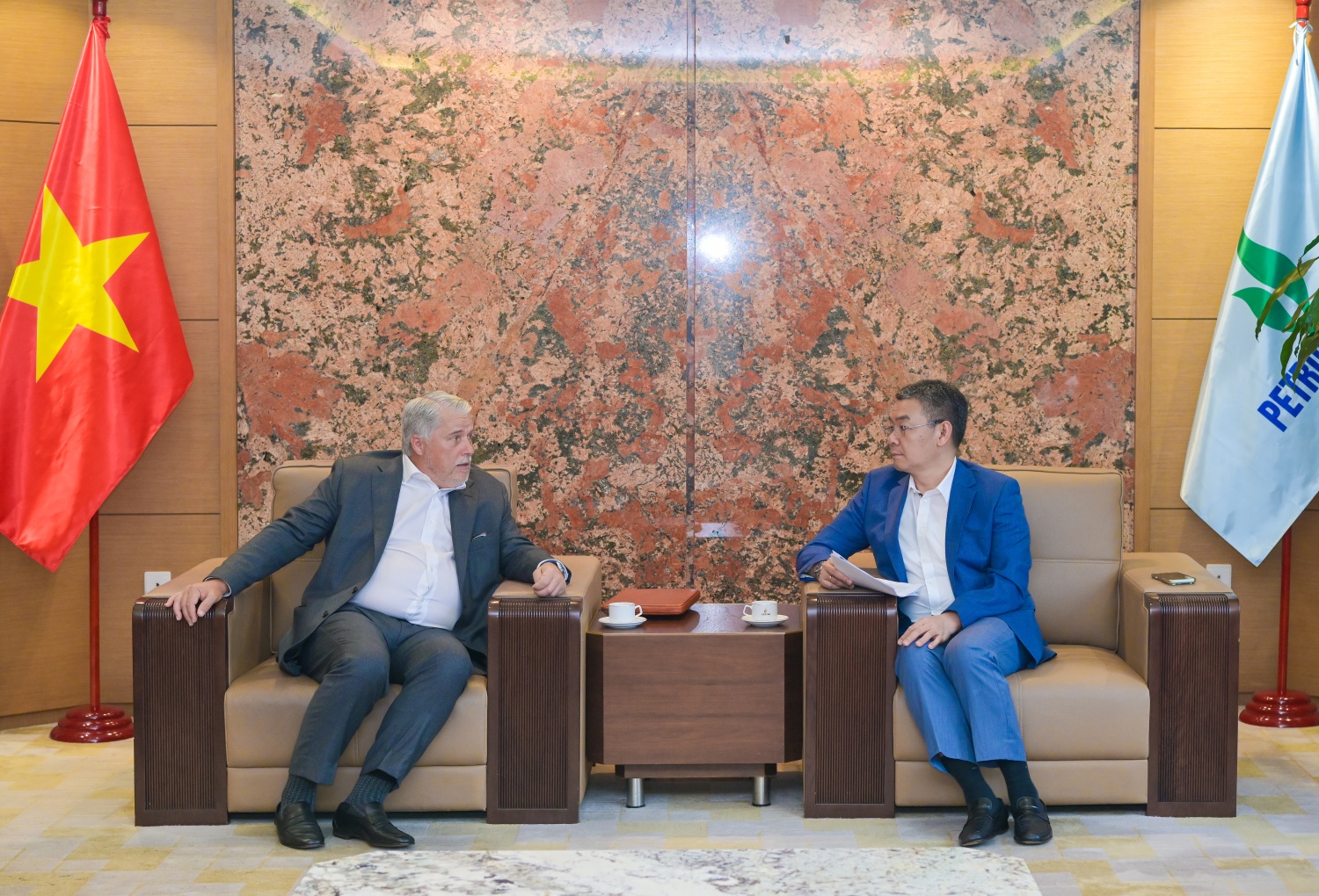 Tổng Giám đốc Petrovietnam Lê Mạnh Cường trao đổi với ông Peter Gibson, Chủ tịch Nebula Energy.