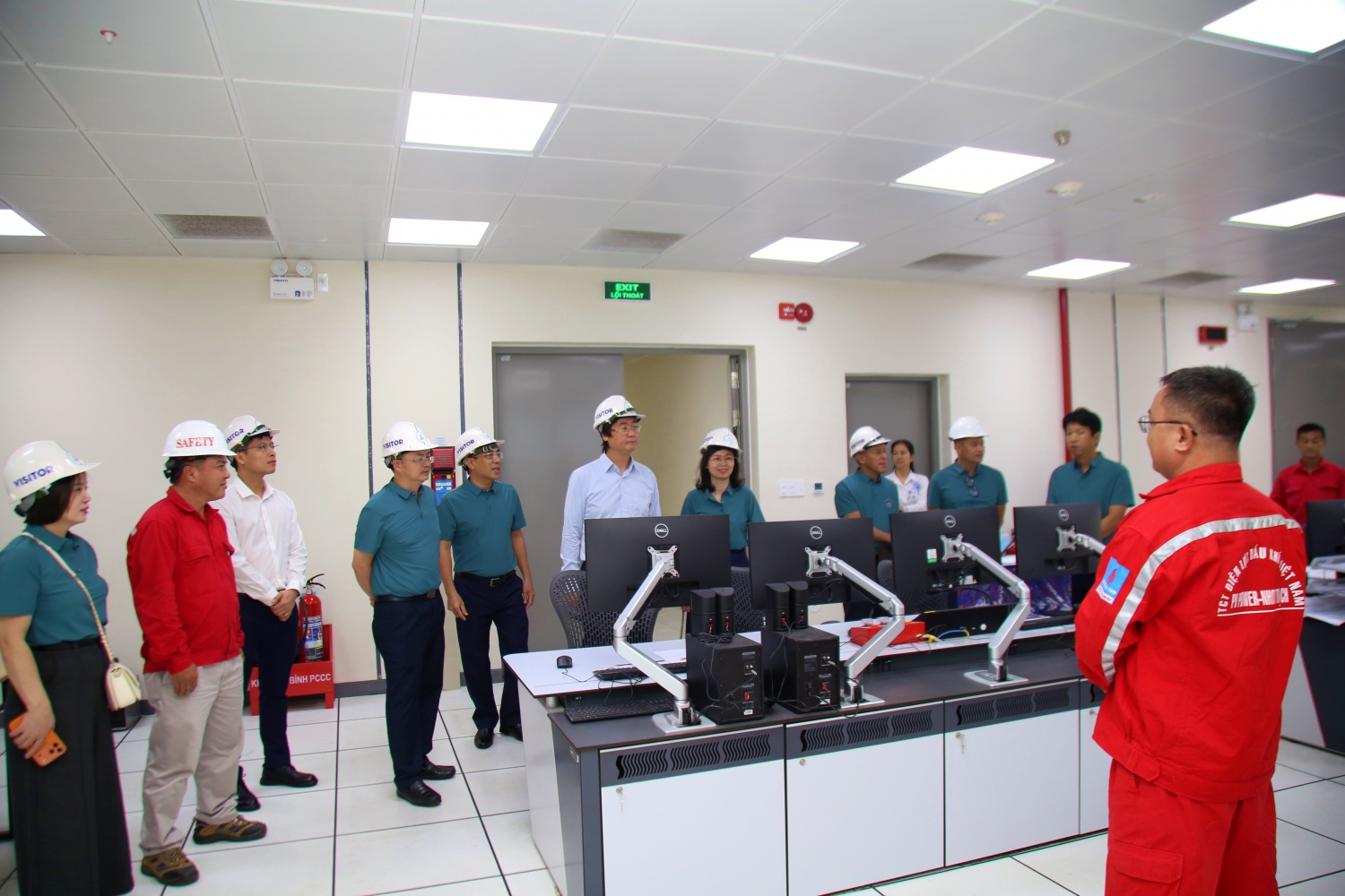Ông Nguyễn Mạnh Kha cùng đoàn công tác Công đoàn Petrovietnam nghe giới thiệu về quy trình vận hành của Nhà máy điện Nhơn Trạch 3 và 4.