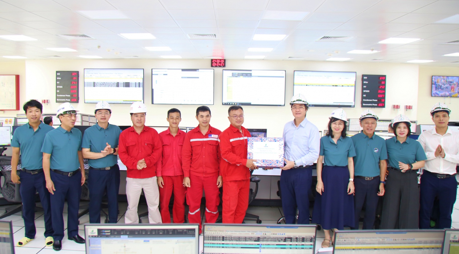 Chủ tịch Công đoàn Petrovietnam tặng quà, động viên NLĐ làm việc tại dự án Nhà máy điện Nhơn Trạch 3 và 4.