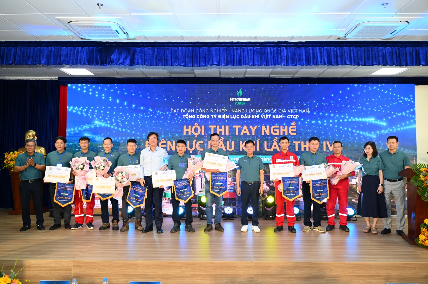 Ban tổ chức trao cờ lưu niệm cho các đội tham gia hội thi.