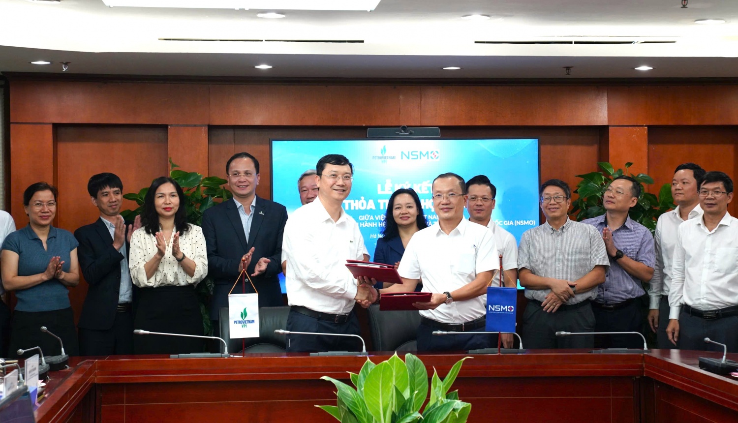 TS. Nguyễn Văn Tư - Viện trưởng VPI và Tổng Giám đốc NSMO Nguyễn Đức Ninh trao thỏa thuận hợp tác nghiên cứu, phát triển và ứng dụng công nghệ nhằm nâng cao hiệu quả vận hành hệ thống điện và thị trường điện Việt Nam.