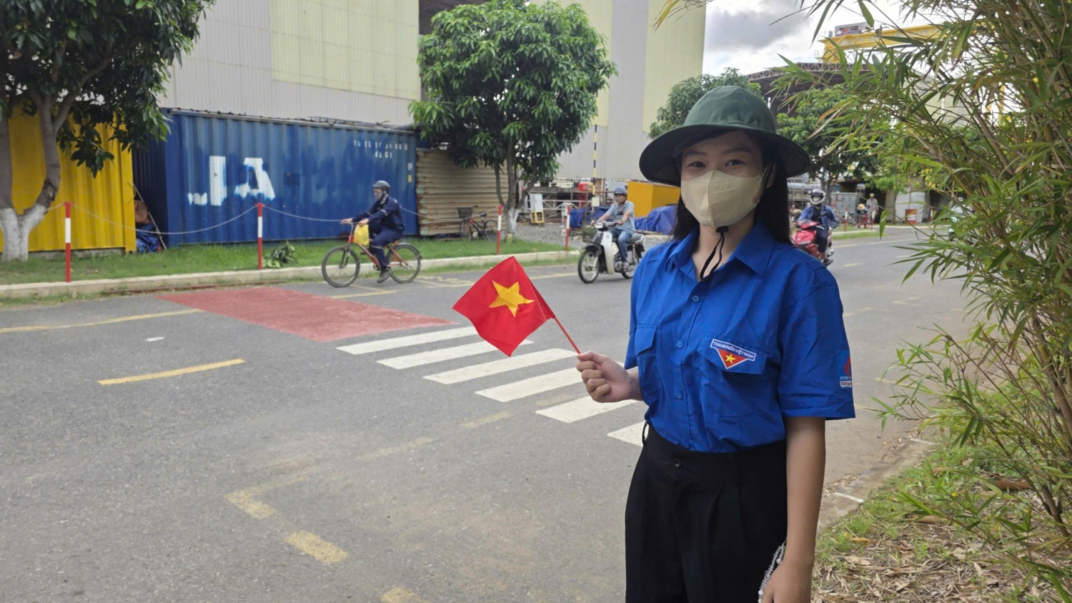 Đoàn viên PV Shipyard hỗ trợ hướng dẫn an toàn giao thông nội bộ trong khuôn viên đơn vị.