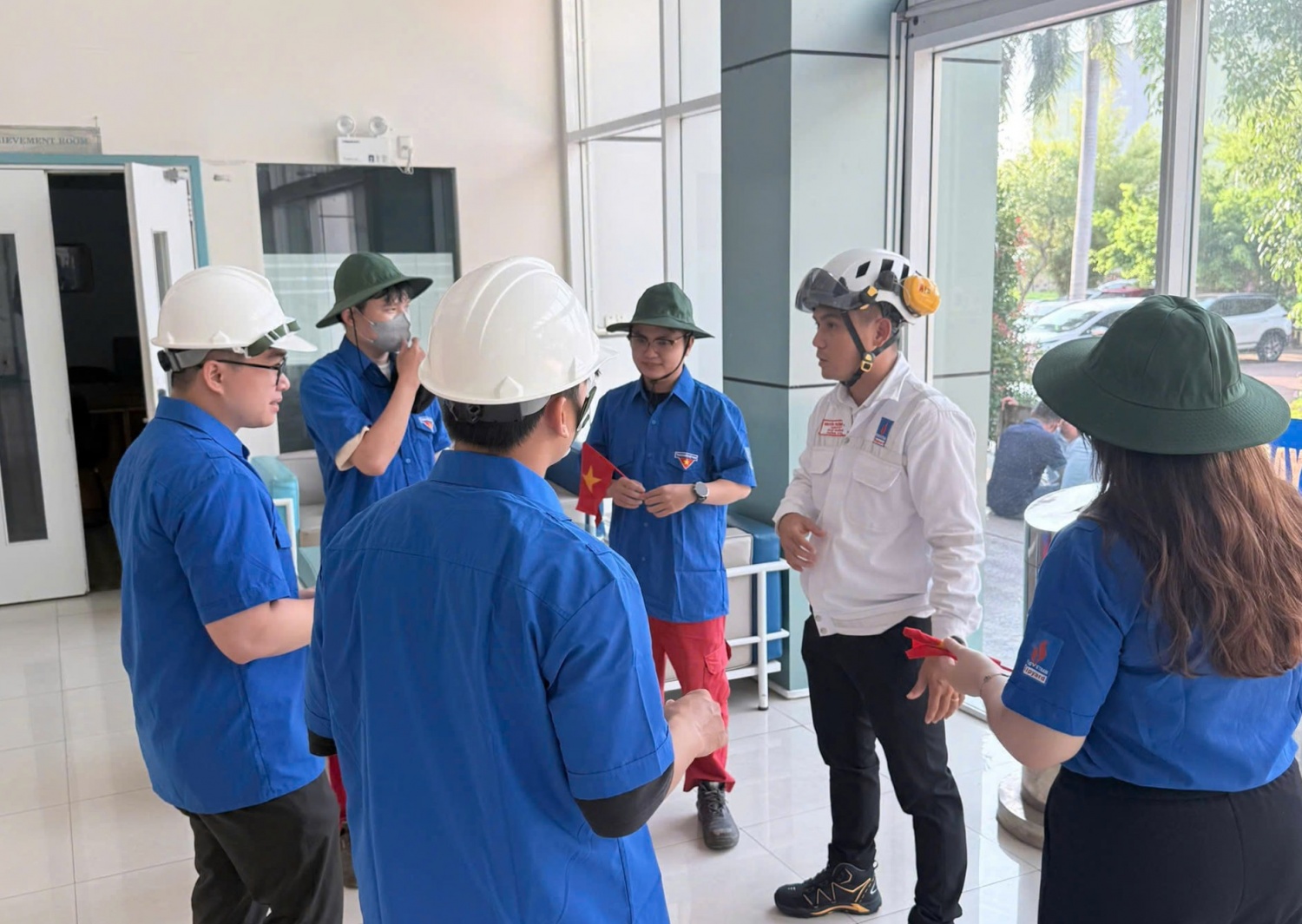 Đoàn viên PV Shipyard phối hợp cùng lực lượng QHSE trao đổi phương án tuyên truyền, hướng dẫn an toàn giao thông nội bộ.