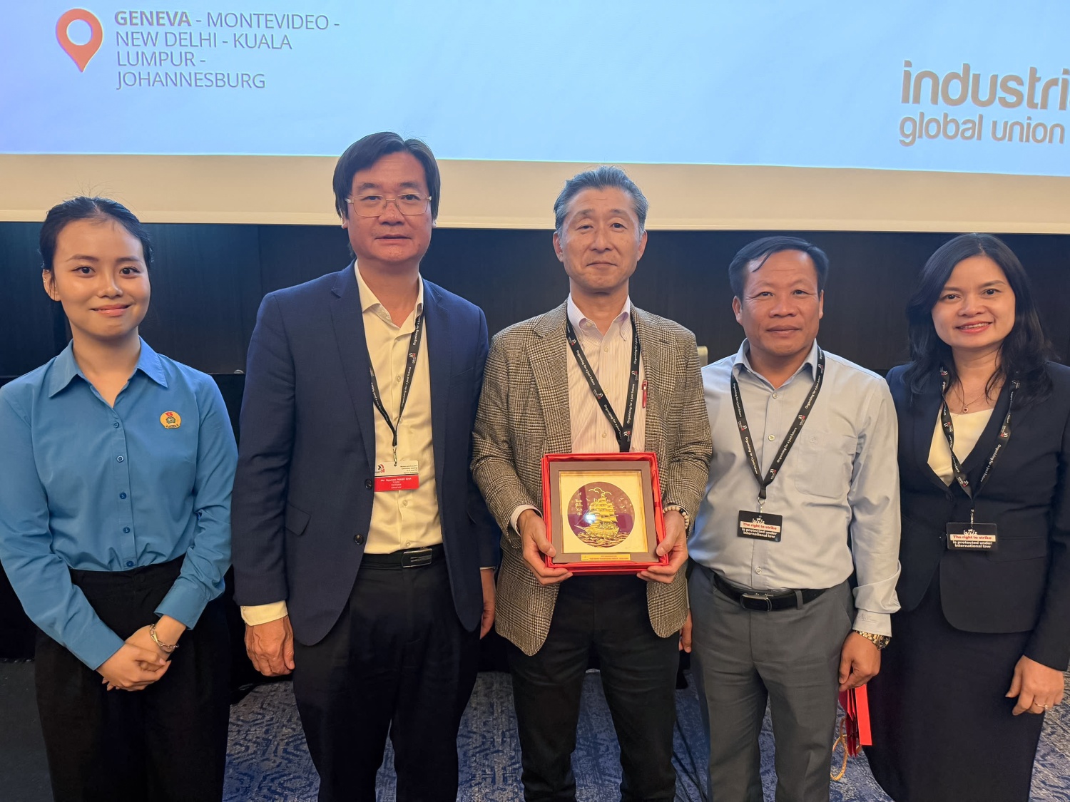 Đoàn công tác Công đoàn Việt Nam tặng quà lưu niệm cho ông Akihiro Kaneko - Phó Chủ tịch IndustriALL Global Union.