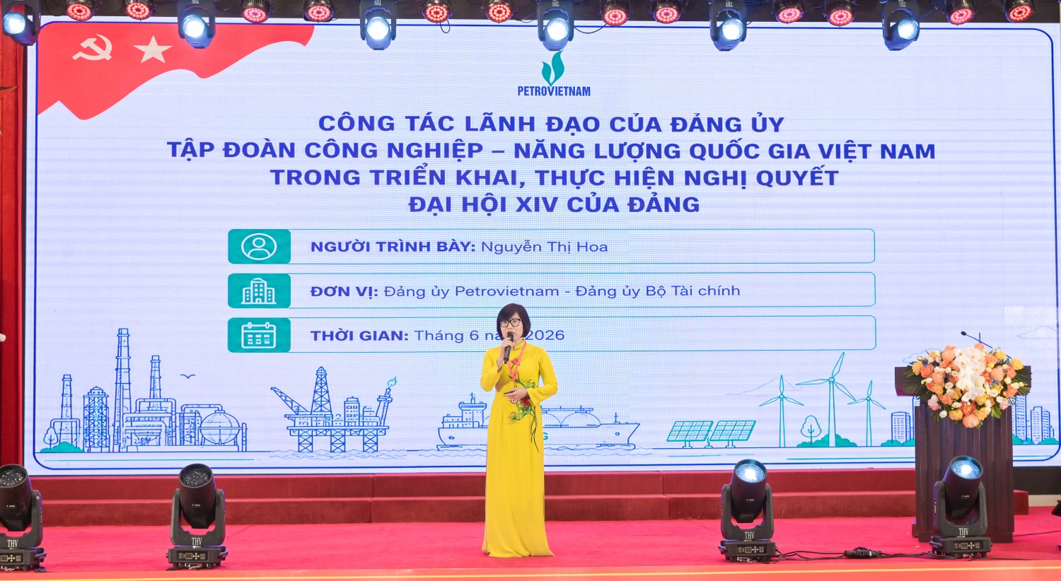Đồng chí Nguyễn Thị Hoa - Ủy viên Ban Chấp hành Đảng bộ, Phó Chủ nhiệm Thường trực Ủy ban Kiểm tra Đảng ủy Petrovietnam trình bày chuyên đề 