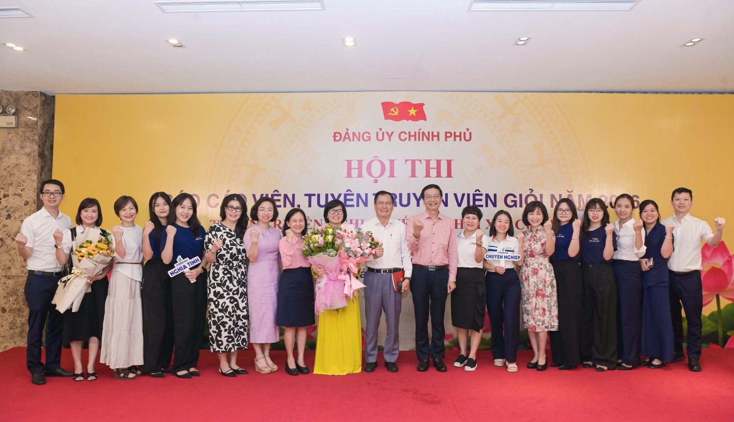 Lãnh đạo Petrovietnam và cùng đại diện các ban/Văn phòng Tập đoàn và các đơn vị thành viên chúc mừng đồng chí Nguyễn Thị Hoa