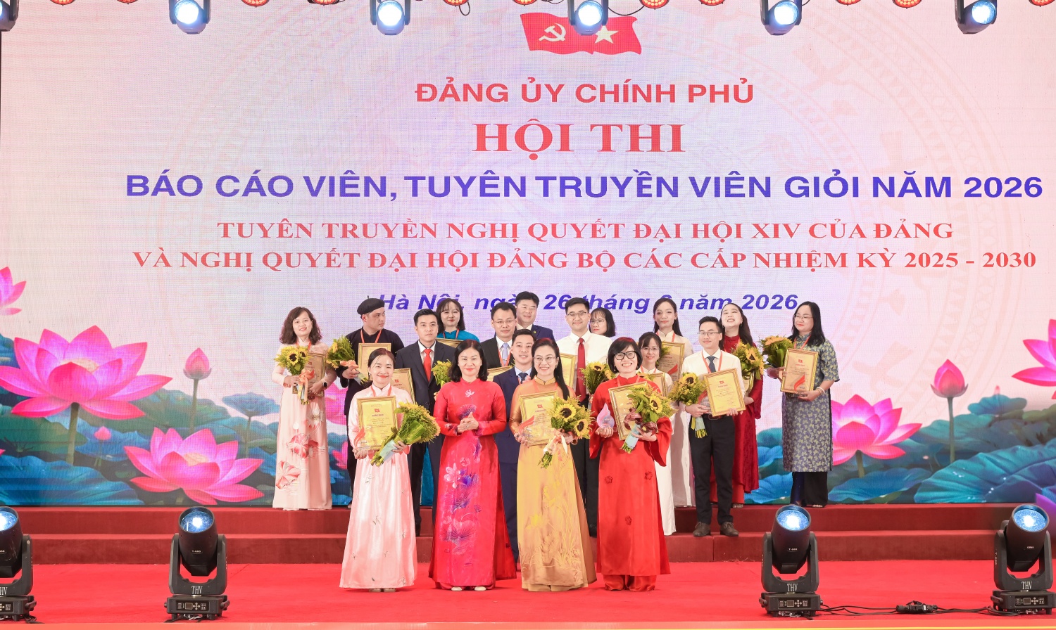 Ban Tổ chức trao giải Nhì tại Hội thi