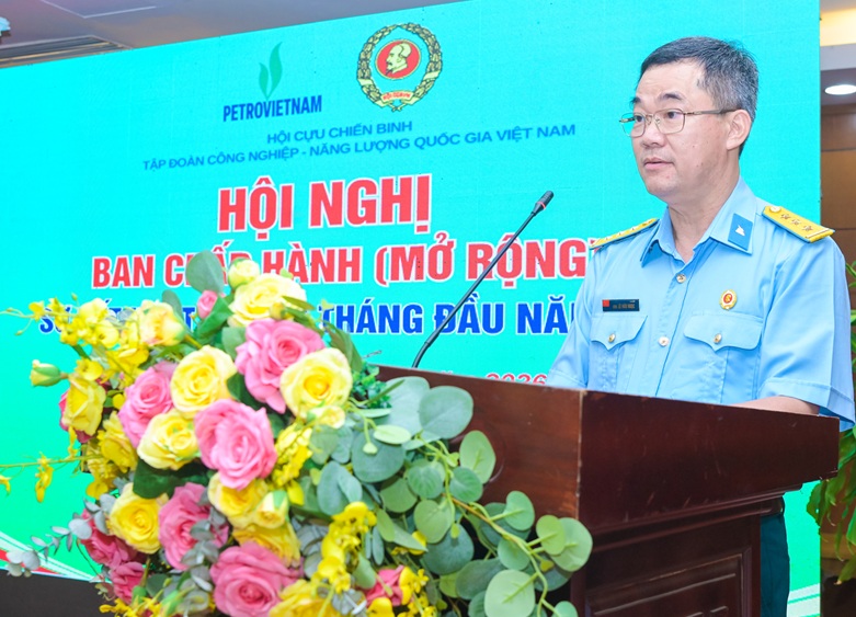 Đồng chí Lê Hữu Ngọc, Phó Chủ tịch Hội CCB PTSC tham luận về nghiên cứu, ứng dụng công nghệ thi công cáp điện trung thế, cao thế nhằm tối ưu quy trình thi công, tiết giảm chi phí
