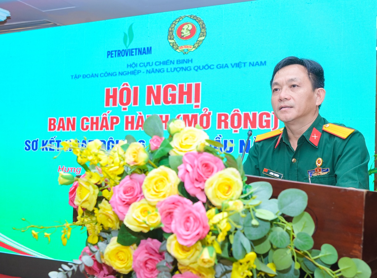 Đồng chí Lương Phương, Chủ tịch Hội CCB PVFCCo - Phú Mỹ trình bày tham luận về học tập và làm theo tấm gương đạo đức, phong cách Hồ Chí Minh gắn với phát huy phẩm chất 