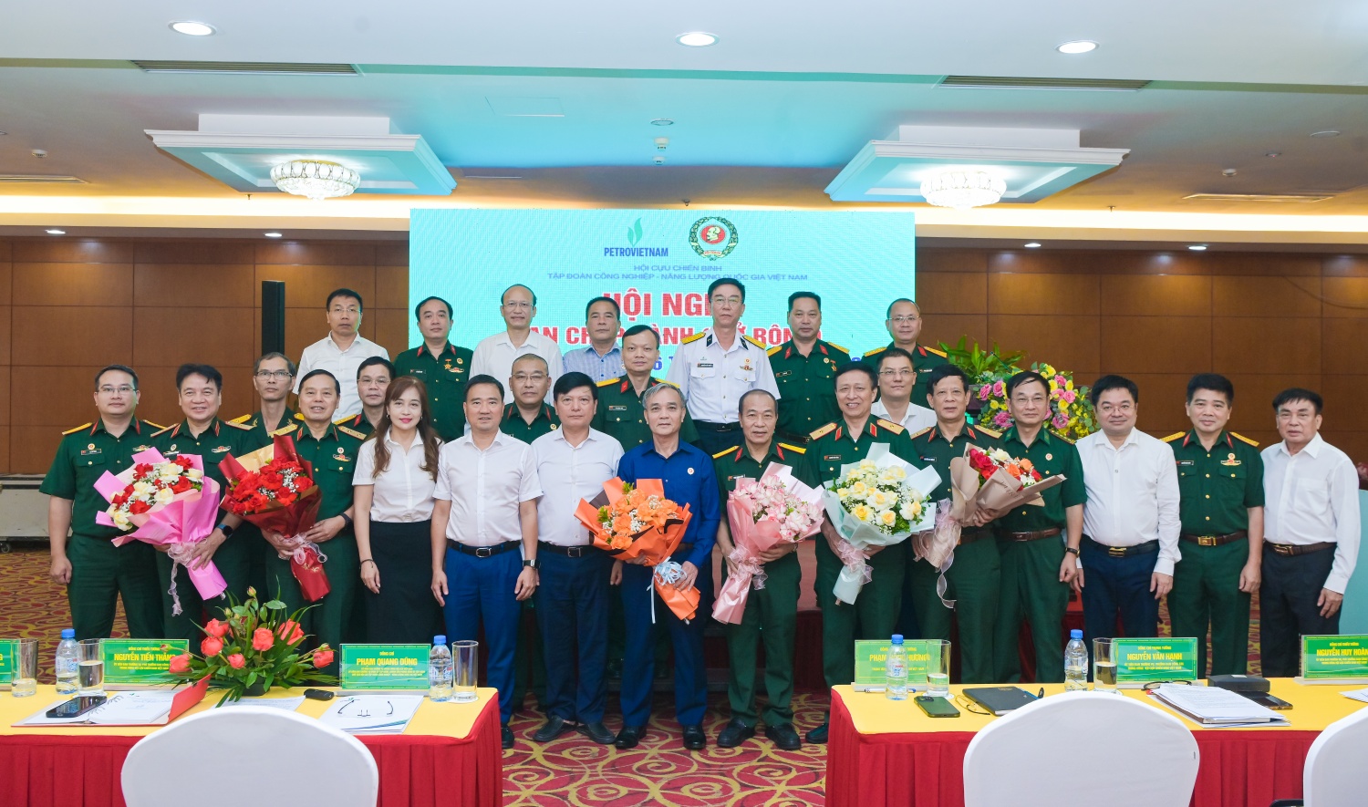 Hội nghị đã tặng hoa chúc mừng các đồng chí vừa được Đại hội đại biểu toàn quốc Hội CCB Việt Nam lần thứ VIII tín nhiệm bầu vào Ban Chấp hành Trung ương Hội và các chức danh lãnh đạo Hội.
