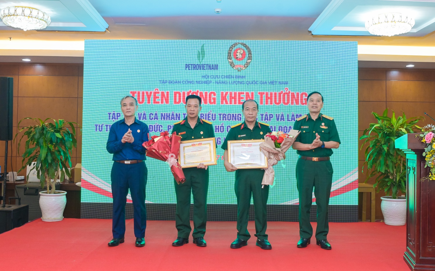 Thượng tướng Phạm Hồng Hương trao Bằng khen cho đồng chí Phạm Quang Dũng và đại diện Tổng công ty Lọc hóa dầu Việt Nam đã có thành tích xuất sắc trong thực hiện Chỉ thị số 05-CT/TW của Bộ Chính trị.
